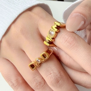 18K gold plated MOM and DAD lettering zircon rings worn on fingers for family jewelry