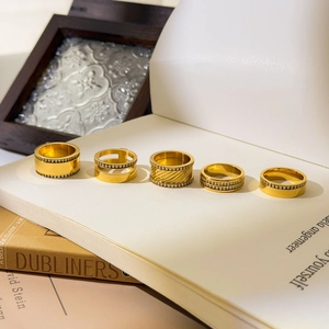 Ensemble de 5 bagues en acier titane plaqué or avec accents en zircon et anneaux