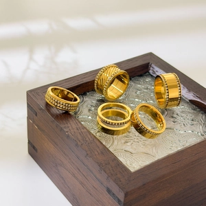Ensemble de 5 bagues en acier titane plaqué or 18K avec zircons et texture torsadée