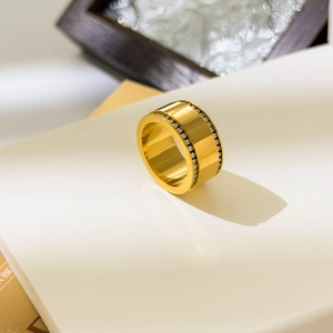 Vue détaillée d'une bague large plaquée or 18 carats avec double rangée de zircons brillants