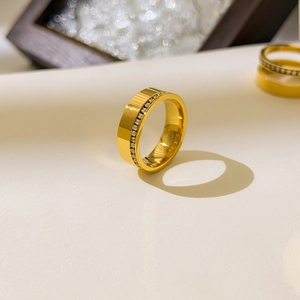 Détails d'une bague large en titane plaqué or 18 carats avec pavé de zircons fins