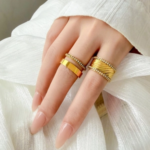 Ensemble de trois bagues empilables en titane plaqué or 18 carats avec zircons cubiques