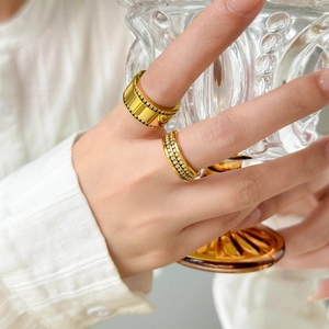 Ensemble de bagues en titane plaqué or 18K avec zircons et anneaux polis larges