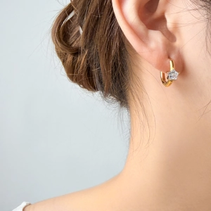Close-up of a 18K gold plated titanium steel ear cuff with a star-shaped cubic zirconia
