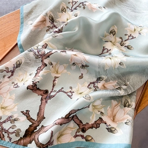 Élégant foulard en soie vert menthe aux motifs de magnolia avec une surface satinée lisse