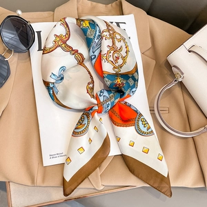 Elegante sciarpa in seta con stampa a catena barocca su un blazer kaki di tendenza