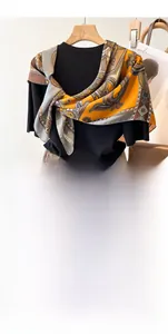 Détail d'un foulard 90cm en imitation soie avec motifs paisley jaunes et marron sur un haut