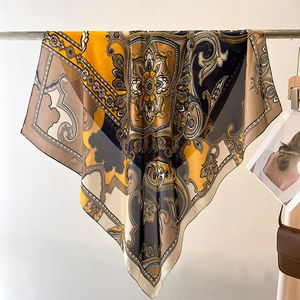 Carré de soie rétro à motifs paisley jaune doré et marron pour femmes élégantes