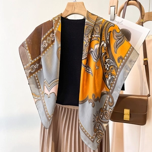 Carré en soie classique aux motifs paisley et géométriques en jaune et gris-bleu
