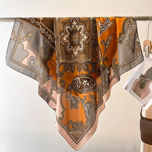 Carré de soie élégant de 90 cm avec motifs cachemire et fleurs en caramel et marron