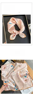 Vue détaillée de l'imprimé floral vintage sur un foulard carré en soie rose de luxe