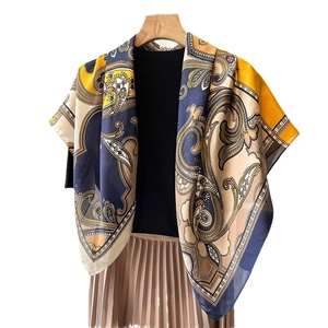 Élégant foulard en soie de 90cm avec motif paisley jaune et bleu marine pour femmes