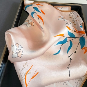 Carré de soie élégant à imprimé floral rose pâle avec texture soyeuse et luxueuse