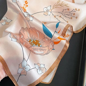 Carré en soie élégant rose abricot avec imprimé floral raffiné pour femme