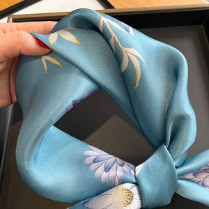 Sciarpa in seta premium con stampe di magnolia viola su raso azzurro e dettagli in oro