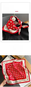 Détail d'un foulard en soie rouge à motif paisley montrant sa texture lisse et son drapé