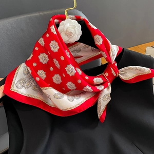 Carré en soie rouge élégant avec motif paisley et fleur de camélia pour femme