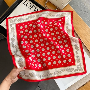 Carré de soie rouge et blanc avec motif Paisley et textures géométriques élégantes
