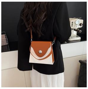 Vue détaillée du sac boîte bicolore avec rabat caramel et texture plissée blanche