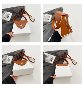 Détails des rayures texturées verticales et des finitions en cuir marron du sac bicolore