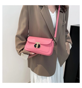 Détail du sac bandoulière rose montrant le verrou métallique et la texture du cuir mat