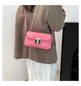 Détail du sac à bandoulière rectangulaire rose avec un fermoir en métal doré en forme de T