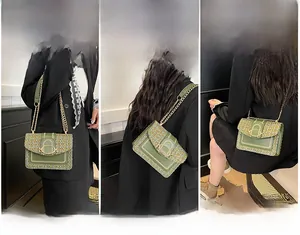 Trois vues du sac en tweed vert et cuir avec chaîne dorée et boucle en métal ovale