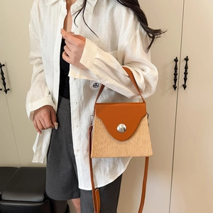 Sac à bandoulière tendance en cuir marron et paille avec boucle argentée élégante