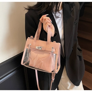 Dettaglio di una borsa stile Kelly in PVC rosa trasparente con pochette interna
