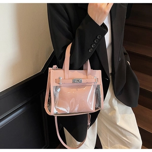 Dettaglio della borsa jelly in PVC rosa trasparente con pochette interna e chiusura girevole
