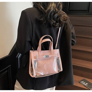 Vista dettagliata della borsa a tracolla in PVC rosa trasparente indossata da una modella
