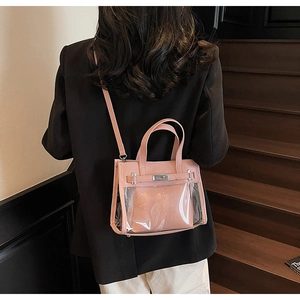 Modello che indossa la borsa jelly in PVC rosa trasparente con tracolla interna