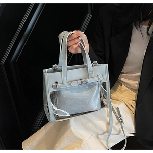 Dettaglio della borsa in PVC azzurro con chiusura a scatto in metallo e guscio trasparente