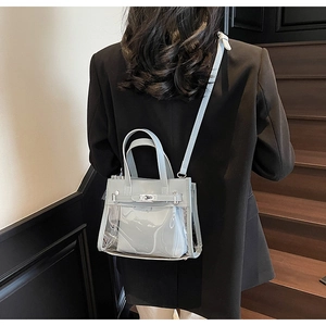 Dettaglio borsa Kelly trasparente blu con chiusura in metallo e pochette interna