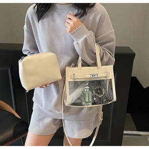 Dettaglio borsa in PVC trasparente con chiusura metallica e pochette interna