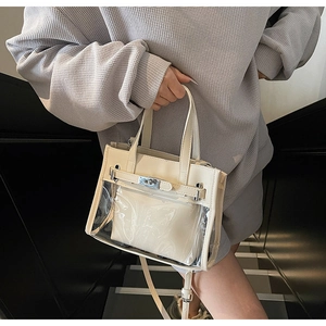 Dettaglio borsa Kelly in PVC crema con pochette interna, chiusura in metallo e tracolla