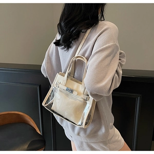 Dettaglio della borsa in PVC trasparente con pochette interna crema e chiusura a girello