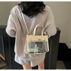 Dettaglio del bordo in pelle crema e texture PVC trasparente della borsa a tracolla