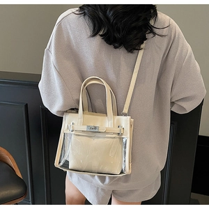 Dettaglio borsa in PVC crema con pochette interna in pelle e chiusura a girello argento