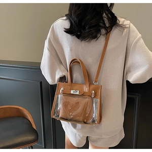 Borsa jelly in PVC marrone trasparente indossata da una modella con tasca interna