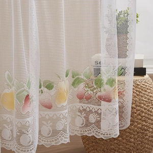 Rideau en dentelle blanche avec broderies de fraises et de poires et bordure festonnée