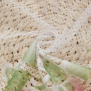 Détail du rideau en dentelle blanche avec imprimés de fruits et texture de maille
