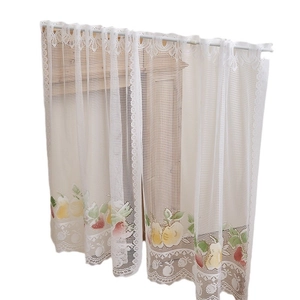 Rideau brise-bise en dentelle blanche avec motifs de fruits et tringle en métal
