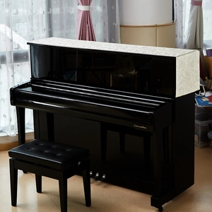 Elegante crèmekleurige linnen pianohoes met bladborduurwerk voor decoratie en stof