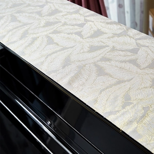 Elegante piano stofkap met gouden bladborduurwerk op hoogwaardige witte stof