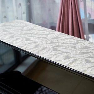 Detail van bladborduurwerk op grijze loper voor piano en interieurdecoratie thuis