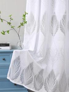 Detail der weißen halbtransparenten Gardine mit Jacquard-Feder- und Blattmustern