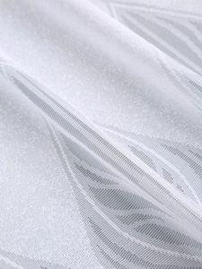 Detaillierte Makroansicht von weißem Spitzen-Gardinenstoff mit zarten floralen Jacquard-Mustern