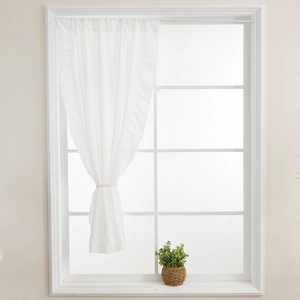 Tenda in velluto tencel bianco con bordi a balze e fermatenda per balcone di lusso