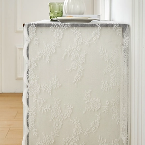 Nappe en dentelle blanche française avec broderie florale et bords festonnés élégants